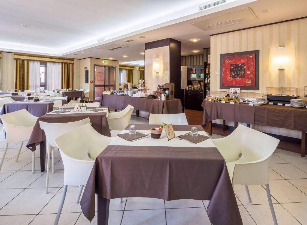 Reštaurácia alebo iné gastronomické zariadenie v ubytovaní Best Western Hotel I Triangoli
