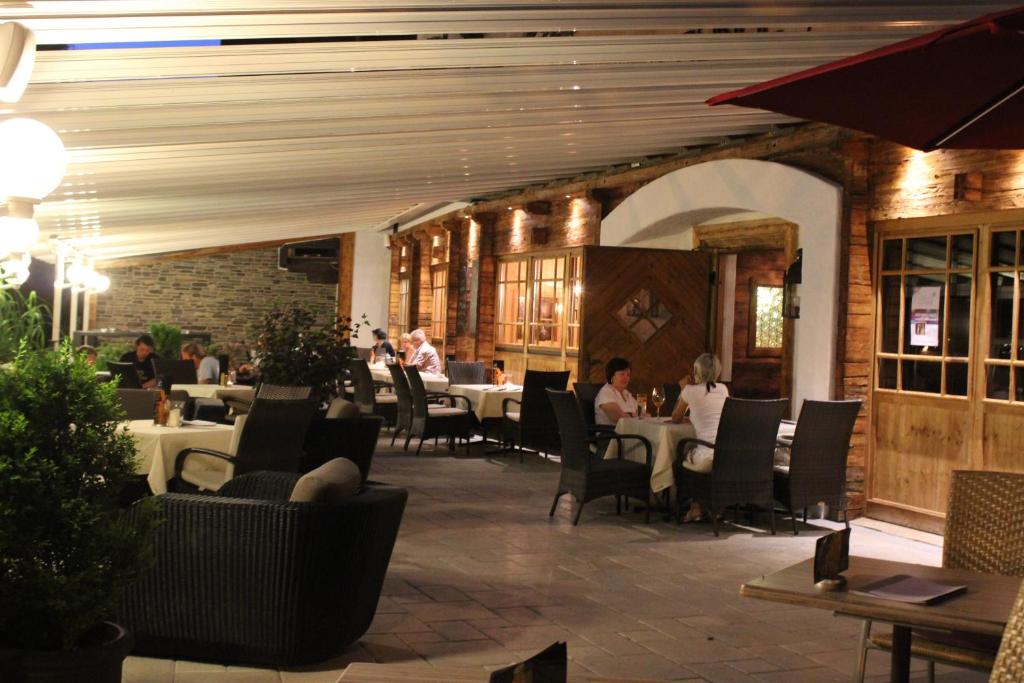 マイヤーホーフェンにあるGasthof Edelweissのレストランのテーブル席