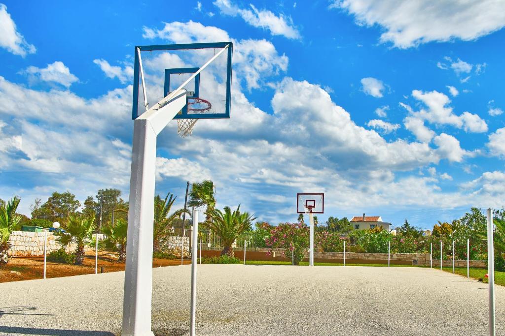 a basketball hoop on an empty basketball court at Nanakis Beach Apartments in Stavros