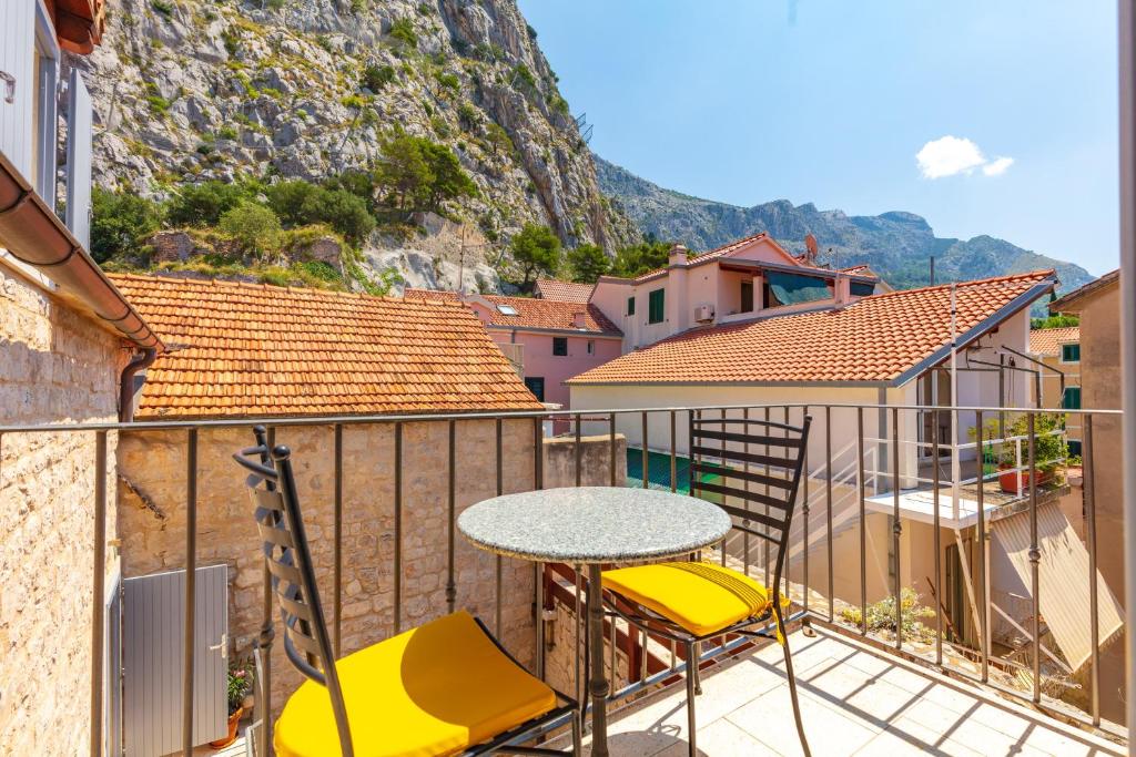 Villa Mama - Traditional Apartments in Omis, free parking - Two-Bedroom Apartment With City View (6 Adults)