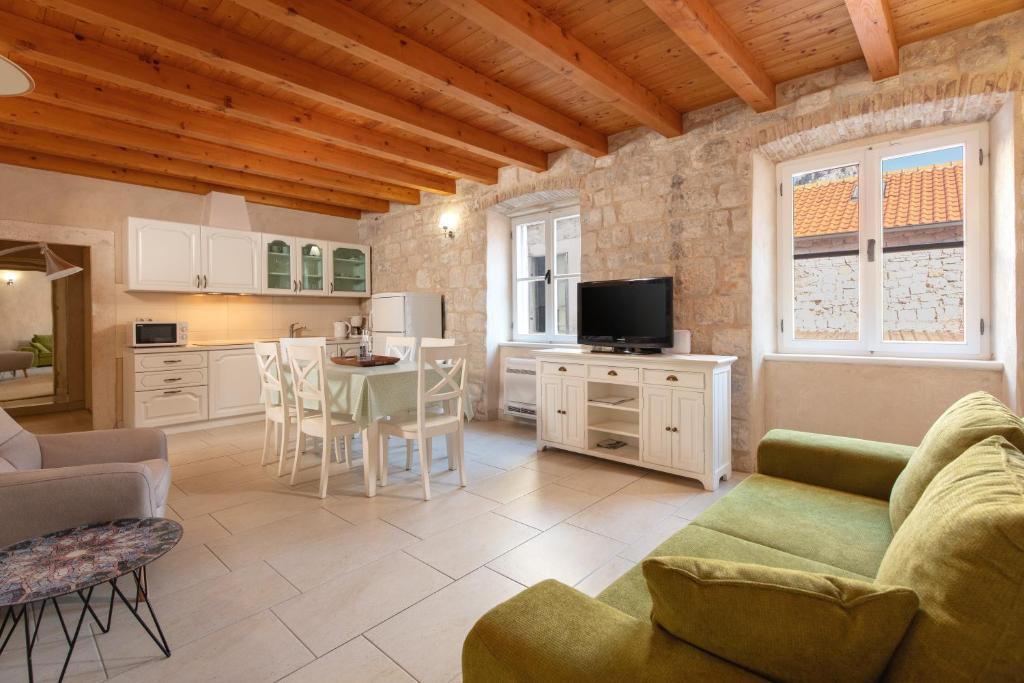 - un salon avec un canapé et une table dans l'établissement Villa Mama - Traditional Apartments in Omis, free parking, à Omiš