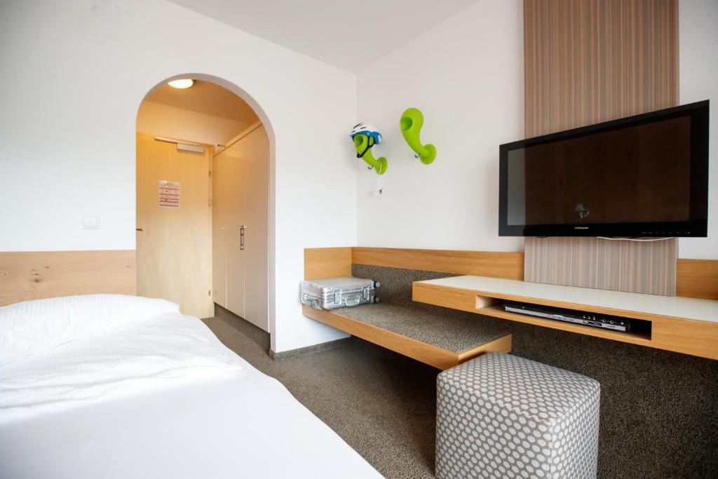 Televízia a/alebo spoločenská miestnosť v ubytovaní Hotel Jakob