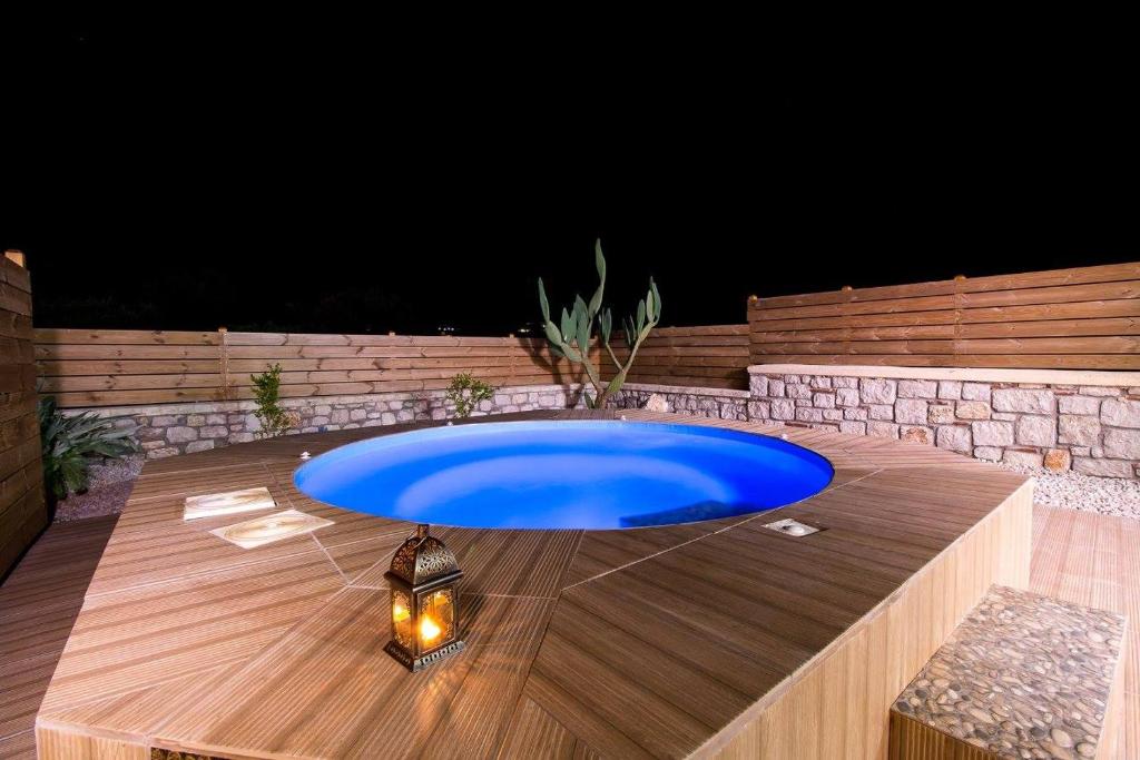 Bazén v ubytování Emerald Dream Apartment nebo v jeho okolí