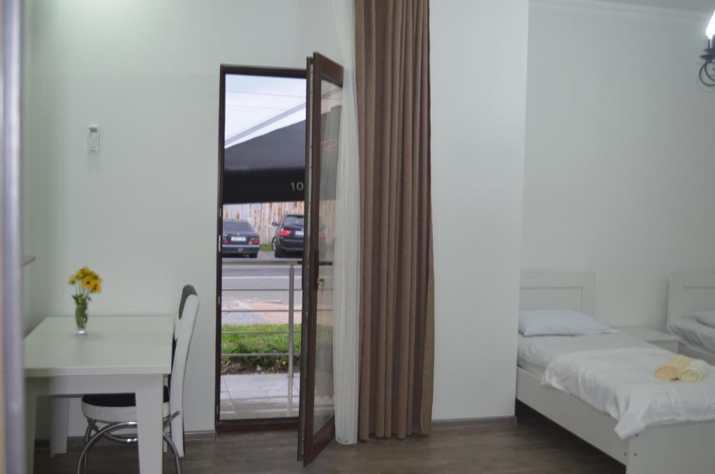Postel nebo postele na pokoji v ubytování Lia Guest House
