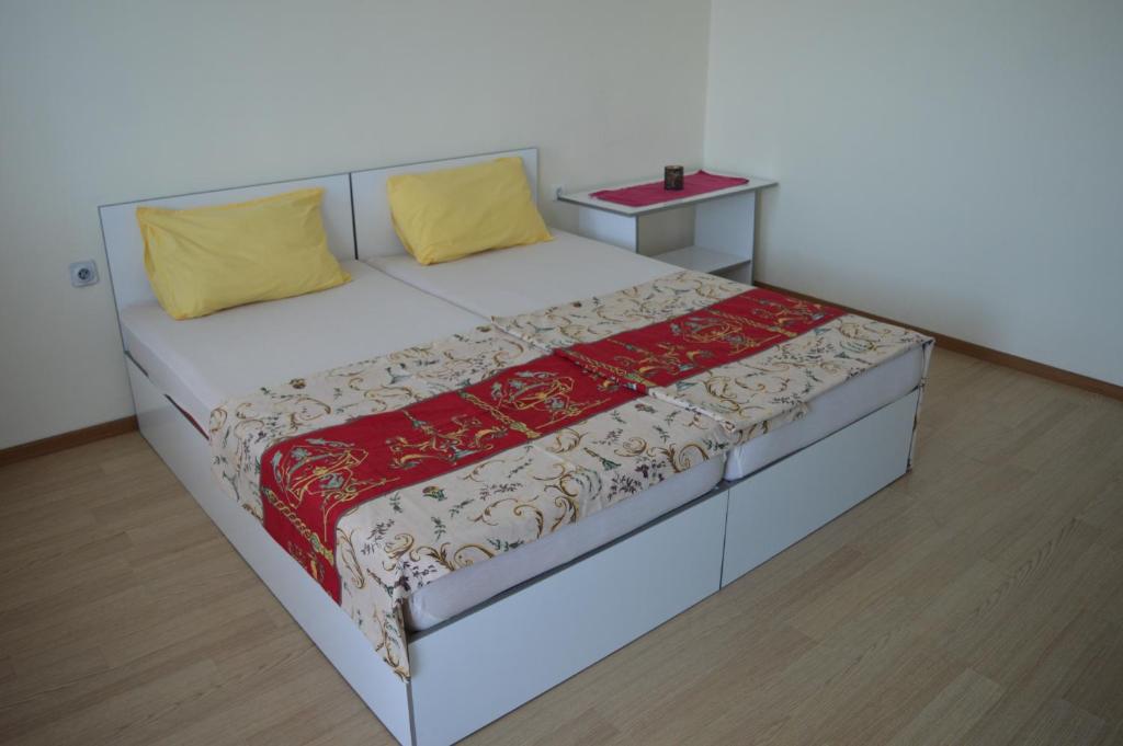 ヴァルナ・シティにあるHappy Vacation 2のベッド1台(上に黄色い枕2つ付)