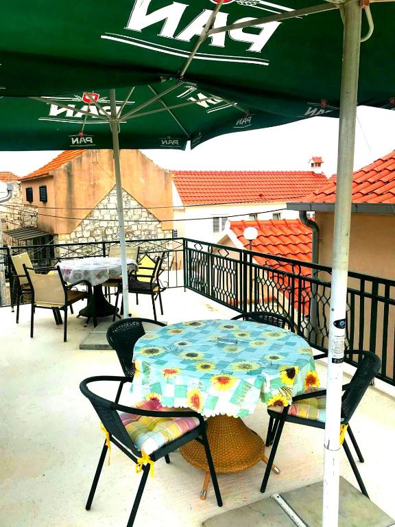 Reštaurácia alebo iné gastronomické zariadenie v ubytovaní Holiday Home Listeši 1