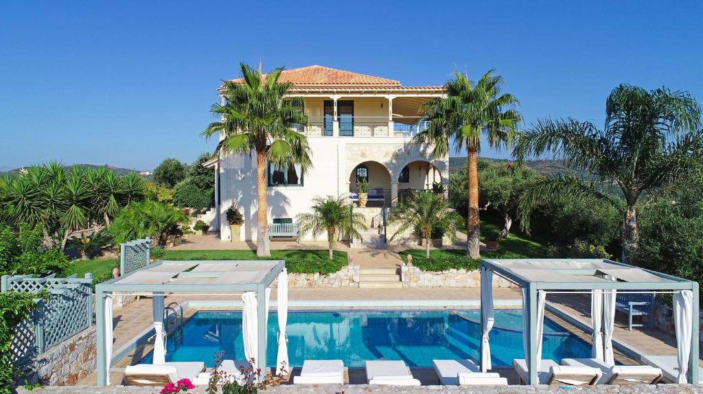West Crete Chania - Villa Europa في Darmarochori: بيت فيه مسبح قدام بيت