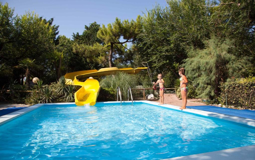 Bazén v ubytování Holiday Center Valdor nebo v jeho okolí