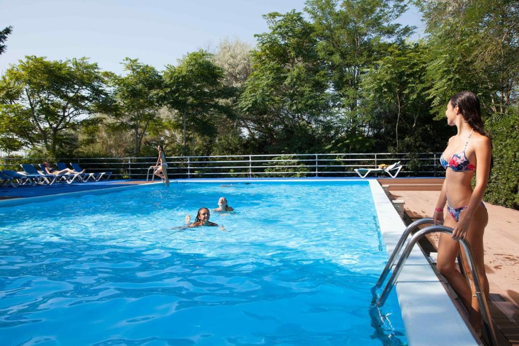 Bazén v ubytování Holiday Center Valdor nebo v jeho okolí