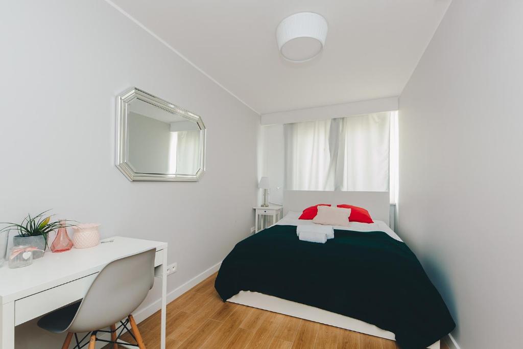 Postel nebo postele na pokoji v ubytování oompH Warsaw Downtown Apartments