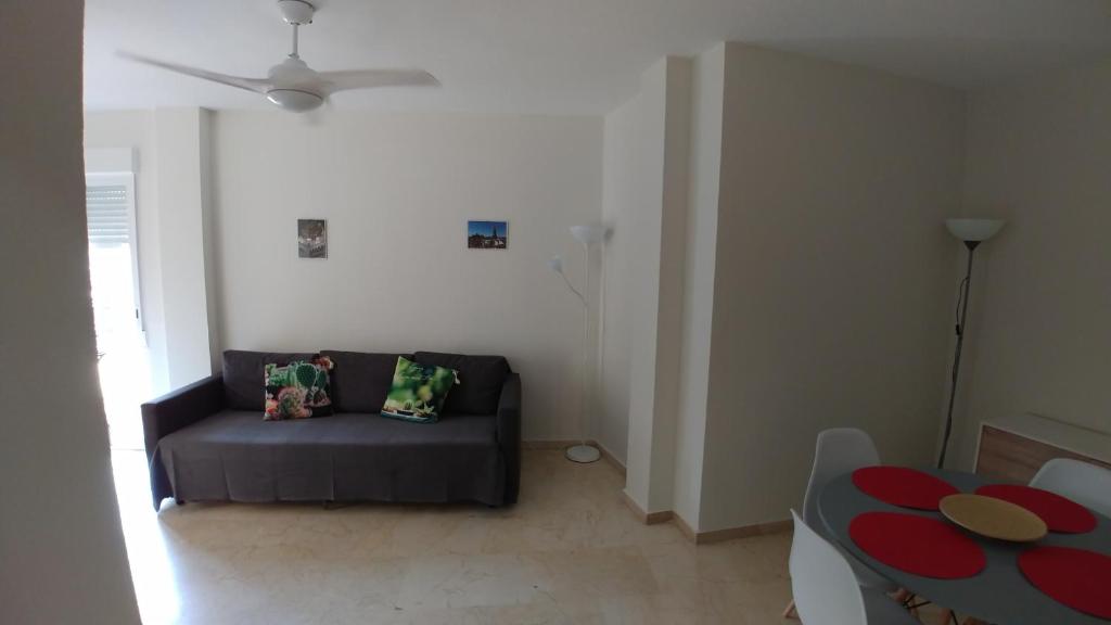 a living room with a couch and a table at Alojamiento Plaza Chirinos in Córdoba