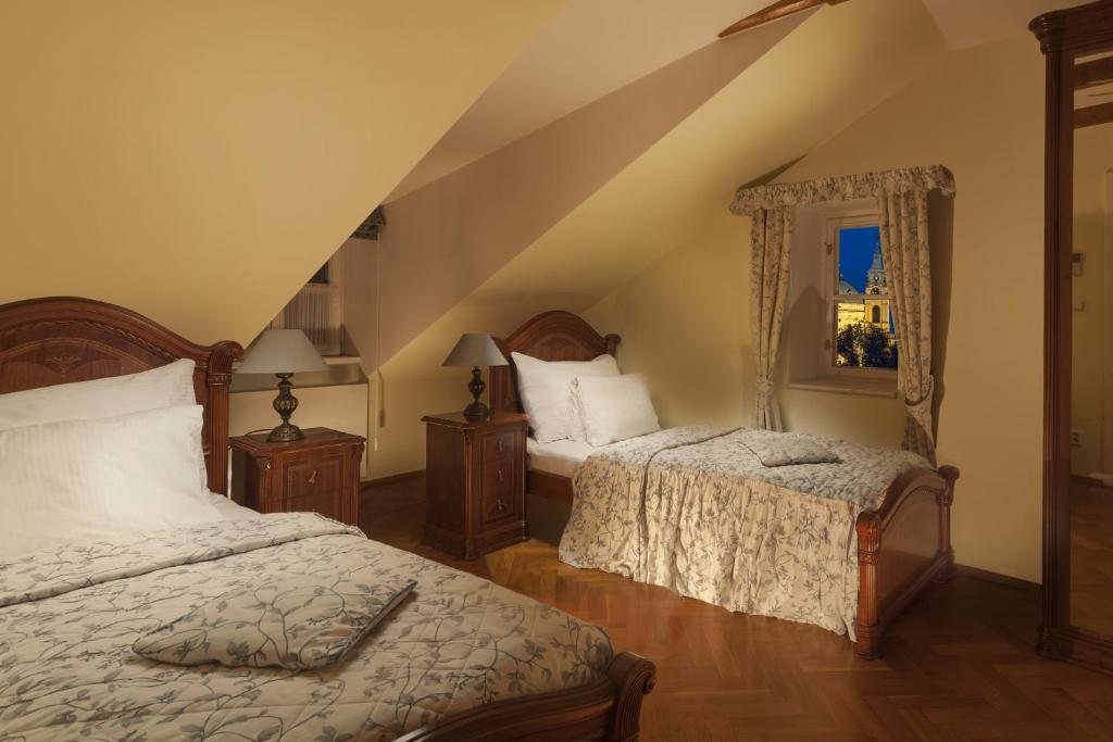 Łóżko lub łóżka w pokoju w obiekcie Boutique Hotel Constans