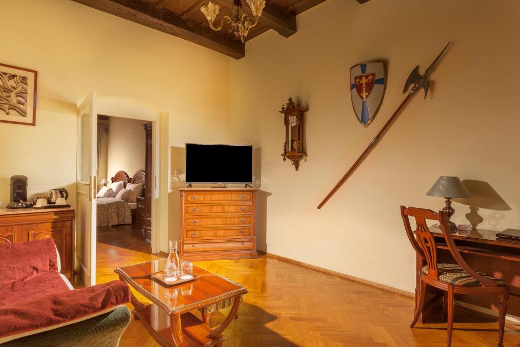 Telewizja i/lub zestaw kina domowego w obiekcie Boutique Hotel Constans