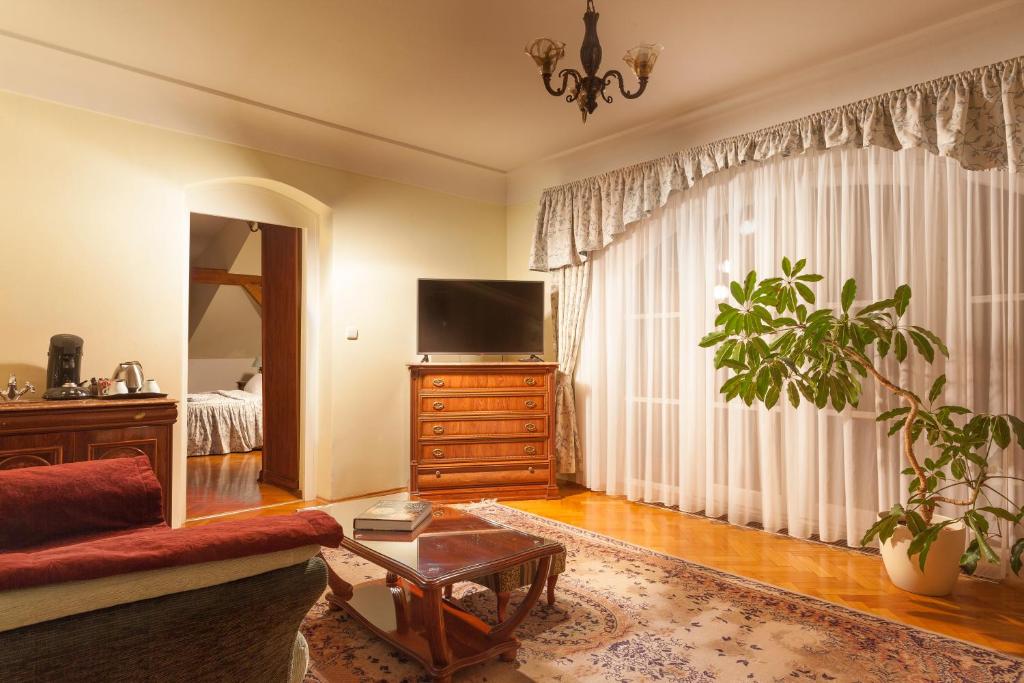 Telewizja i/lub zestaw kina domowego w obiekcie Boutique Hotel Constans