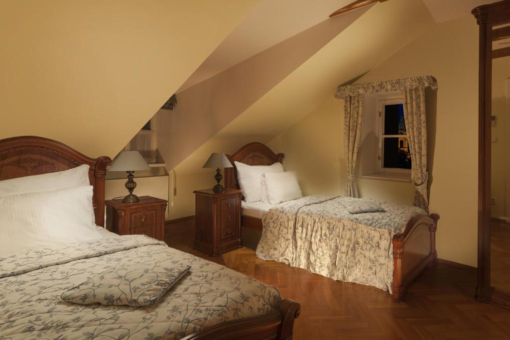 Łóżko lub łóżka w pokoju w obiekcie Boutique Hotel Constans