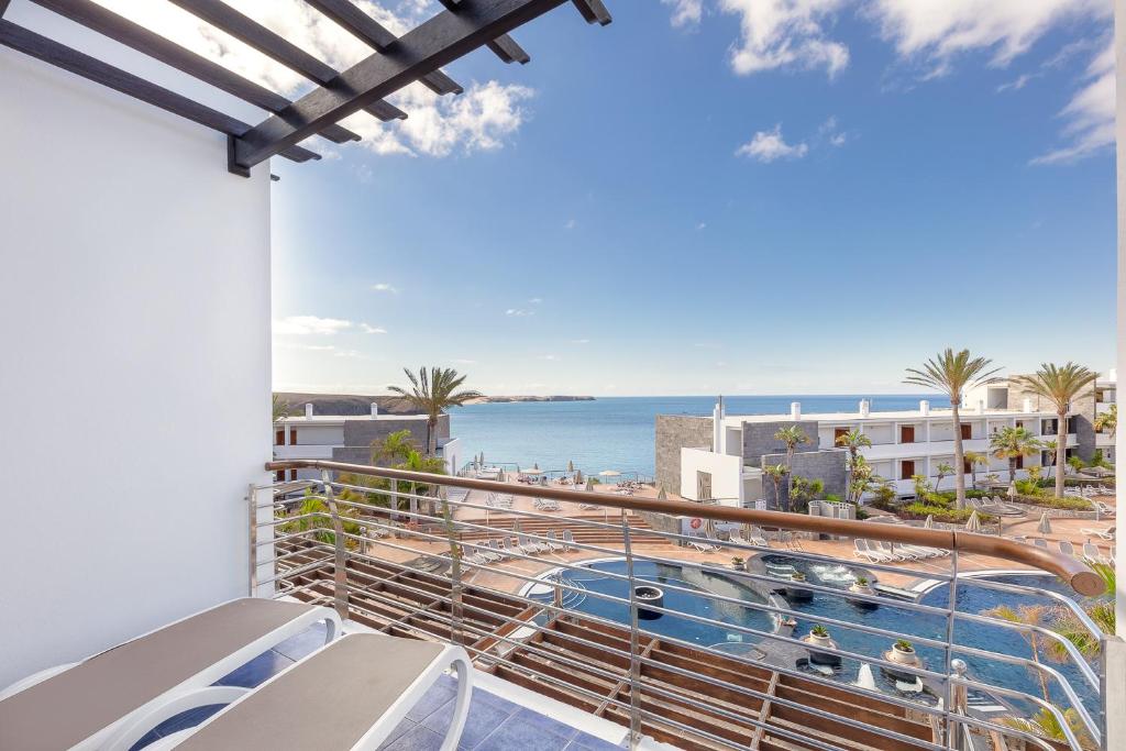 Bazén v ubytování Hotel Mirador Papagayo by LIVVO nebo v jeho okolí