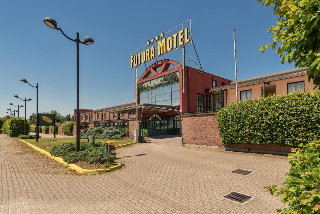 a building with a sign that reads union motel at Hotel Motel Futura in Paderno Dugnano