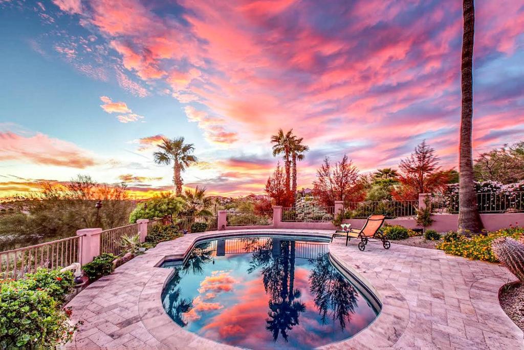 uma piscina com um pôr-do-sol ao fundo em Fountain Hills Views em Fountain Hills