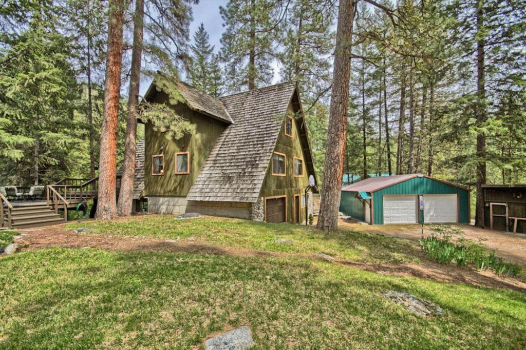 uma grande casa de madeira no meio de uma floresta em Leavenworth Escape em Peshastin