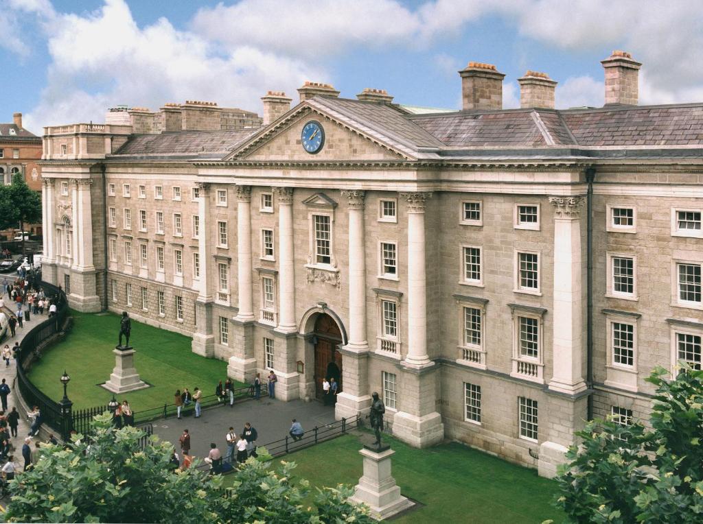 un gran edificio con un reloj encima en Trinity College - Campus Accommodation, en Dublín