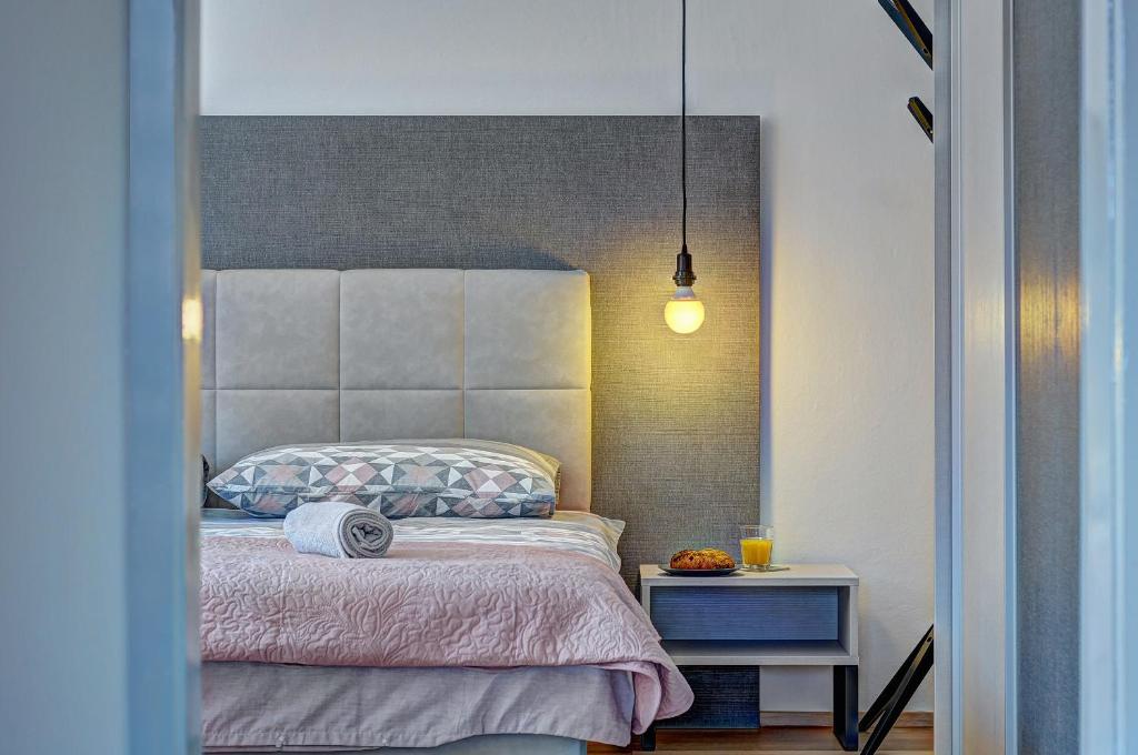 Postel nebo postele na pokoji v ubytování Lola app in city center, 4+1 pax