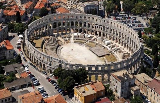 Nespecifikovaný výhled na destinaci Pula nebo výhled na město při pohledu z apartmánu