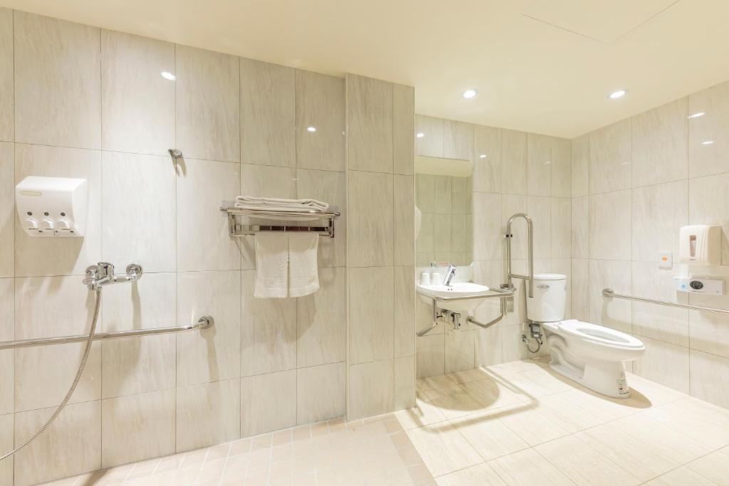 Koupelna v ubytování Bitan Hotel