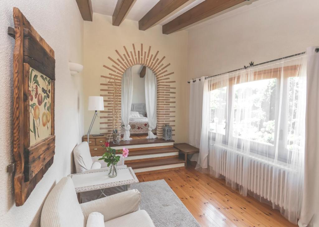 een woonkamer met een bank en een spiegel bij Can Caponet in Lliçà d'Amunt
