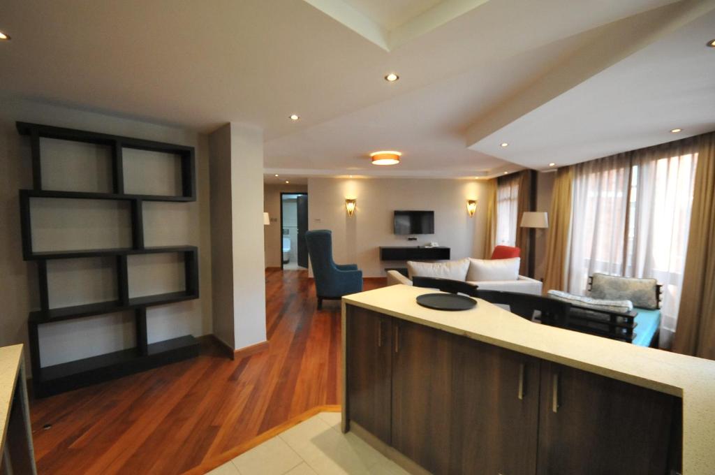 TV a/nebo společenská místnost v ubytování Longonot Place Serviced Apartment-Nairobi, City Centre CBD