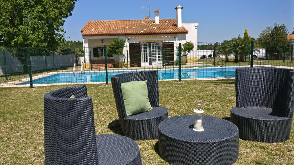 eine Gruppe von Stühlen und einem Tisch vor einem Haus in der Unterkunft Country Club - Sto Estevao in Benavente