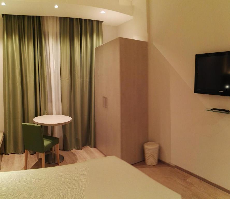 TV a/nebo společenská místnost v ubytování Hotel Alexander