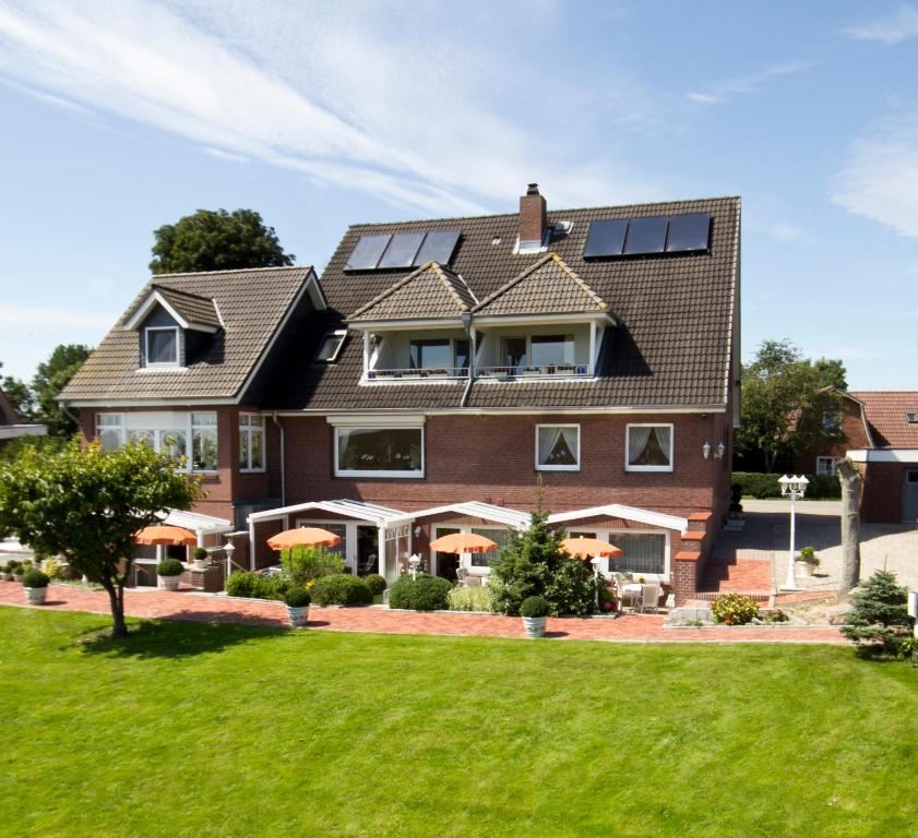 een huis met zonnepanelen op het dak bij Gästehaus Jacobs in Bliesdorf
