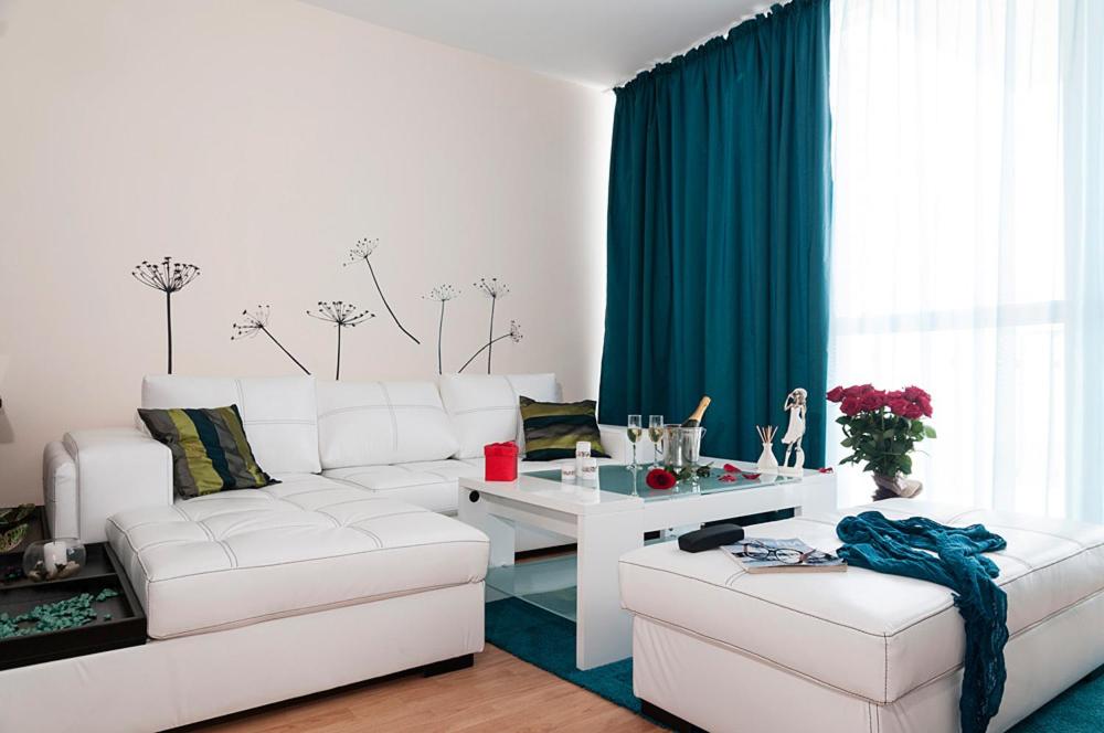 A seating area at Sea Dream Rental Apartments