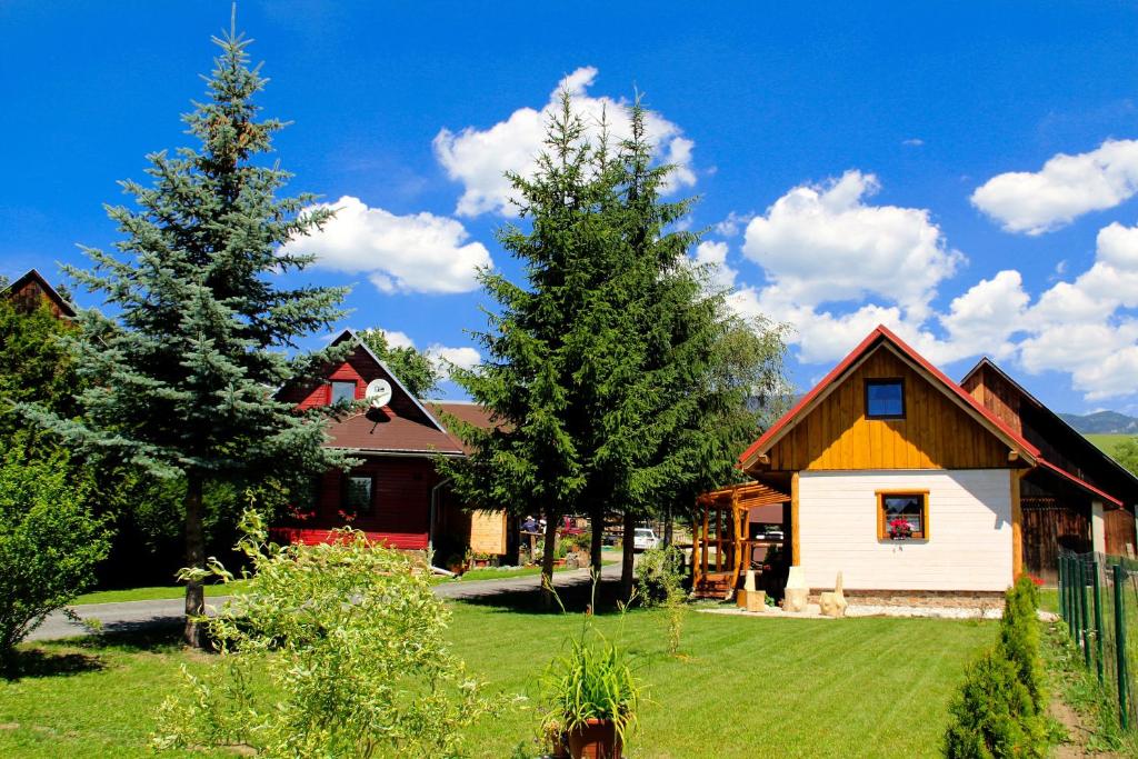 una casa en un patio con dos pinos en Ranč pod Hájom en Bobrovec