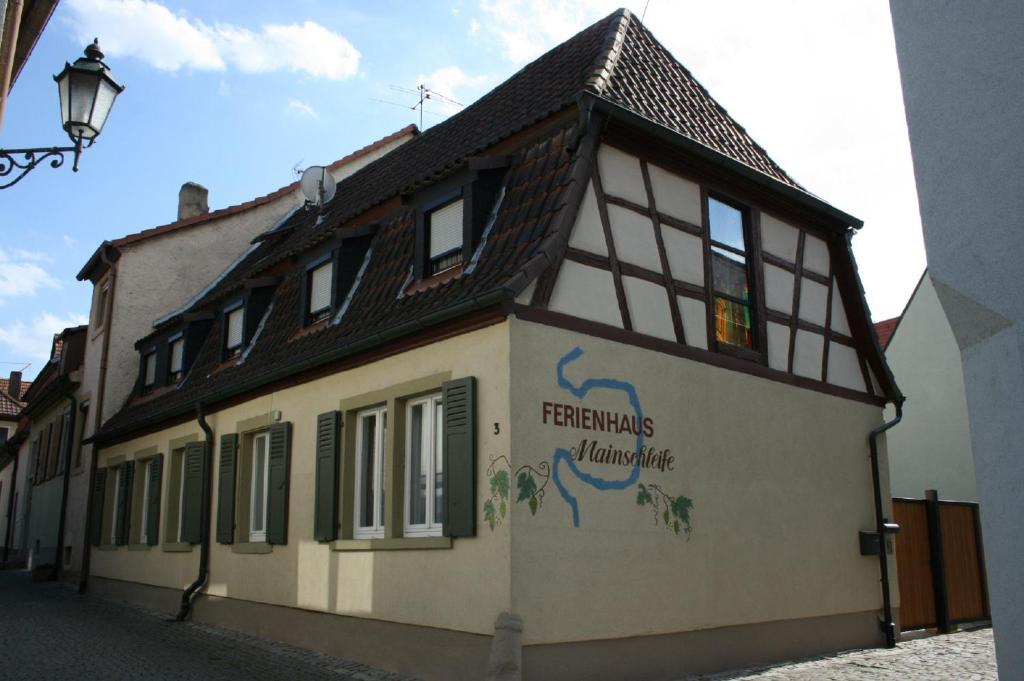 un bâtiment avec un panneau sur son côté dans l'établissement Ferienhaus Mainschleife, à Volkach