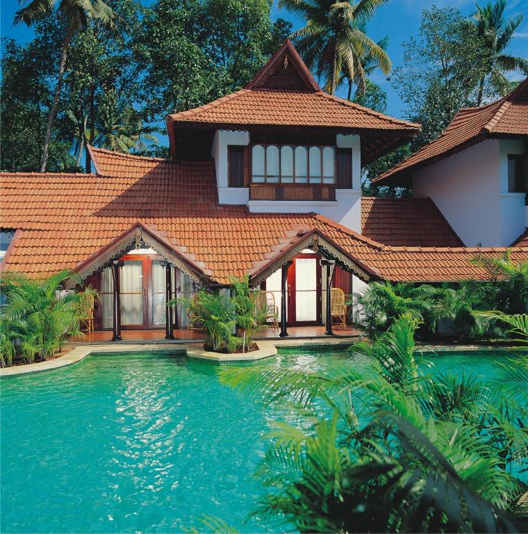 Bazén v ubytování Kumarakom Lake Resort nebo v jeho okolí