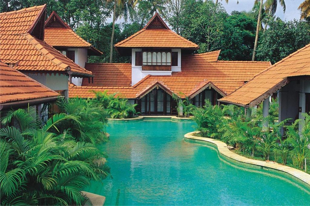 Bazén v ubytování Kumarakom Lake Resort nebo v jeho okolí