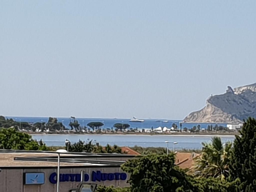 - une vue sur l'océan depuis un bâtiment dans l'établissement Sea view, à Quartu SantʼElena