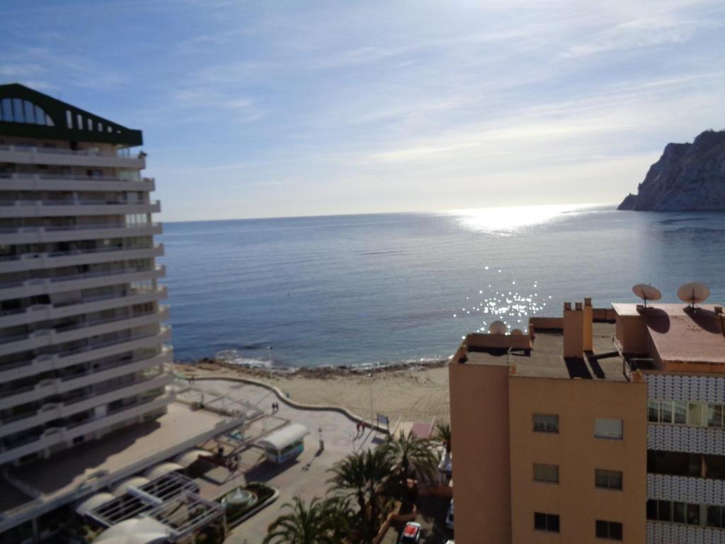 widok na ocean z balkonu hotelu w obiekcie EDIFICIO APOLO 11 w mieście Calpe