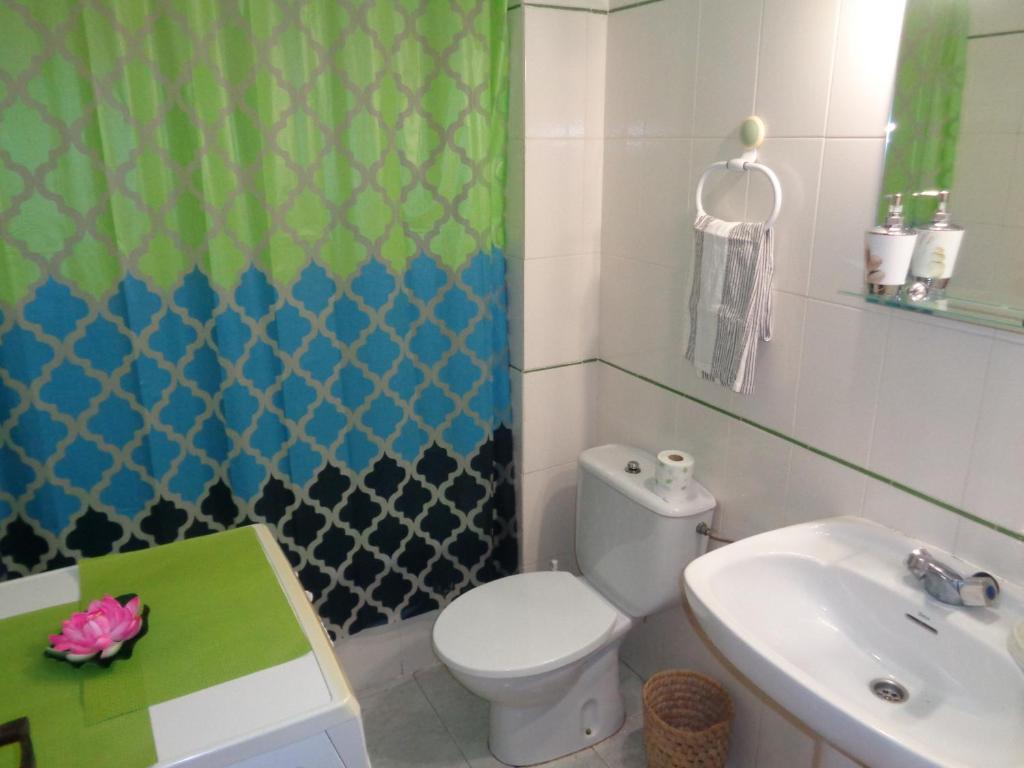 uma casa de banho com um WC branco e um lavatório. em EDIFICIO APOLO 7 em Calpe