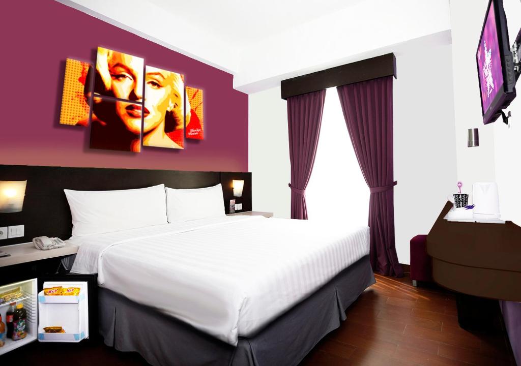 Postel nebo postele na pokoji v ubytování Fame Hotel Gading Serpong