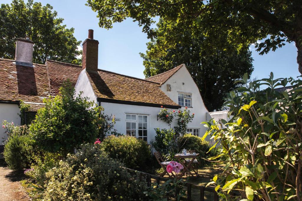 een wit huis met een tuin ervoor bij The Jasmine Room in Great Bentley