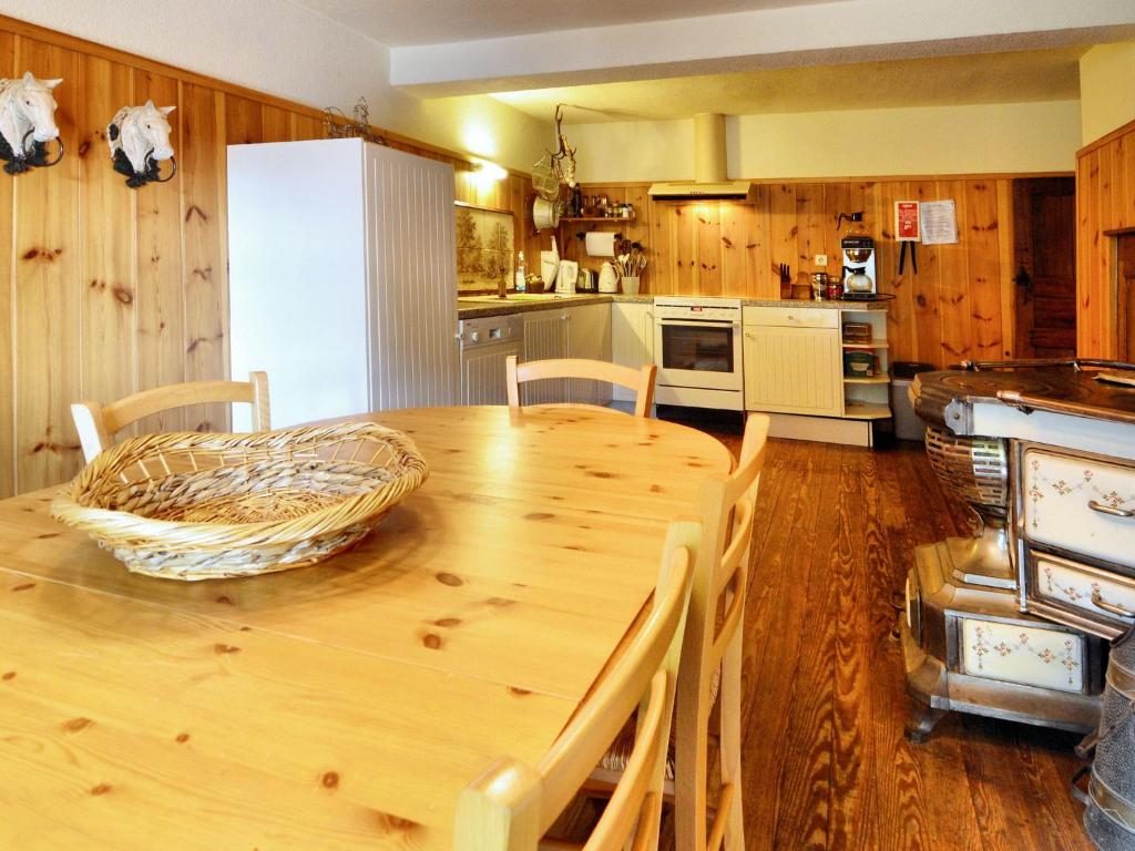 Kuchyň nebo kuchyňský kout v ubytování Cottage in Paliseul near Bouillon