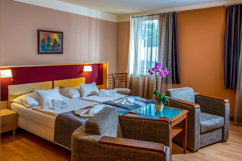 Postel nebo postele na pokoji v ubytování Dráva Hotel Thermal Resort