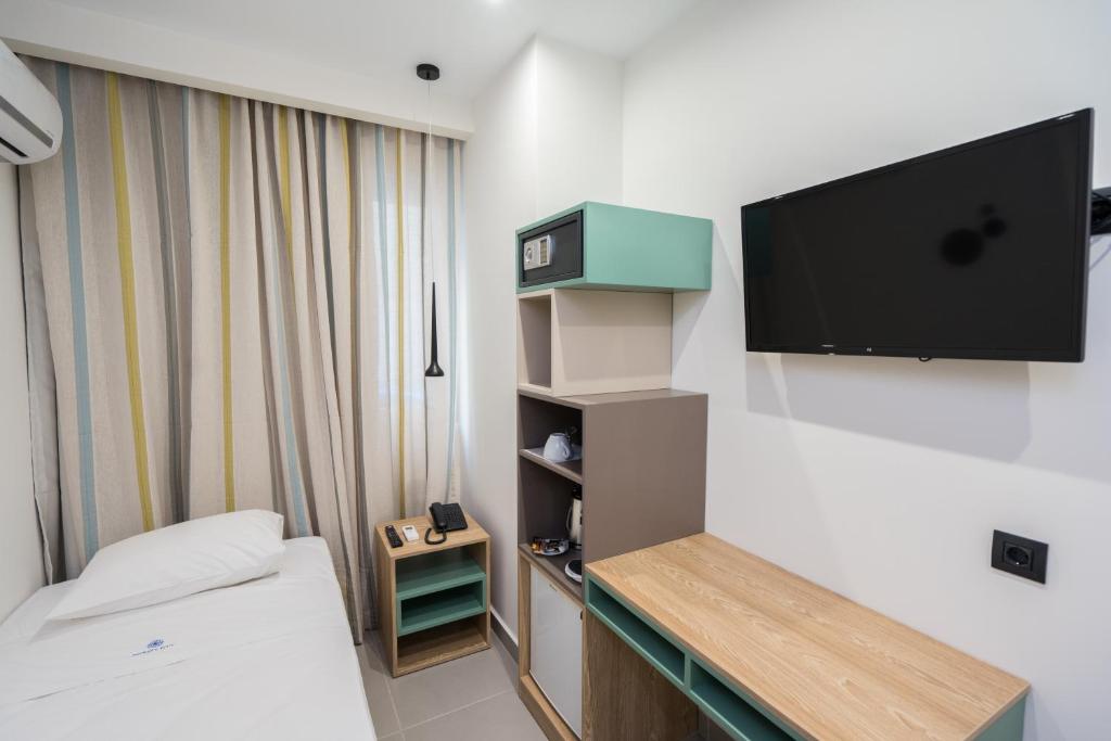 Televízia a/alebo spoločenská miestnosť v ubytovaní Infinity City Boutique Hotel