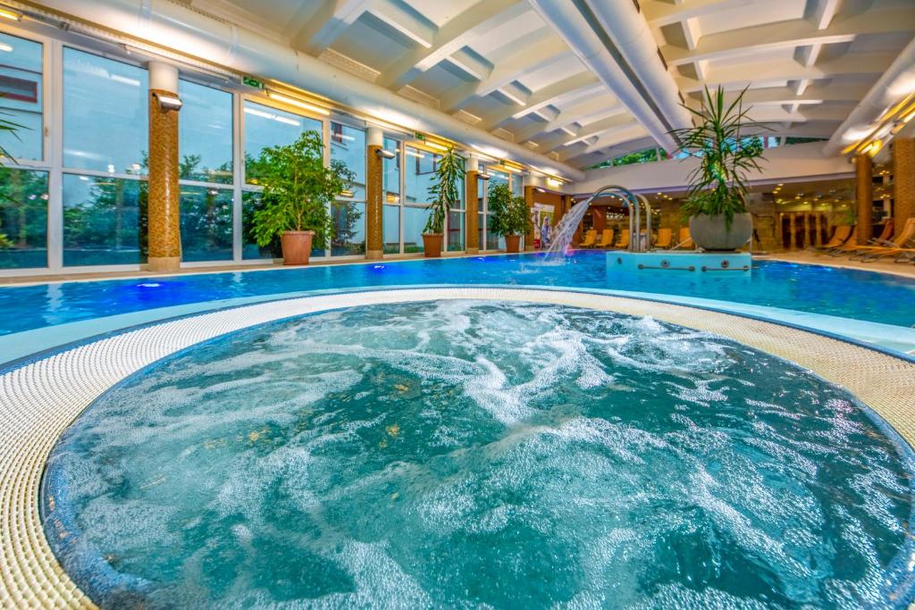 uma grande piscina num hotel em Dráva Hotel Thermal Resort em Harkány