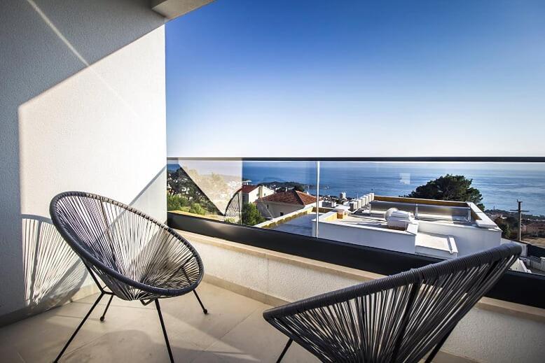 Balkon ili terasa u objektu New Mountainside Villa w Pool + Stunning Sea View