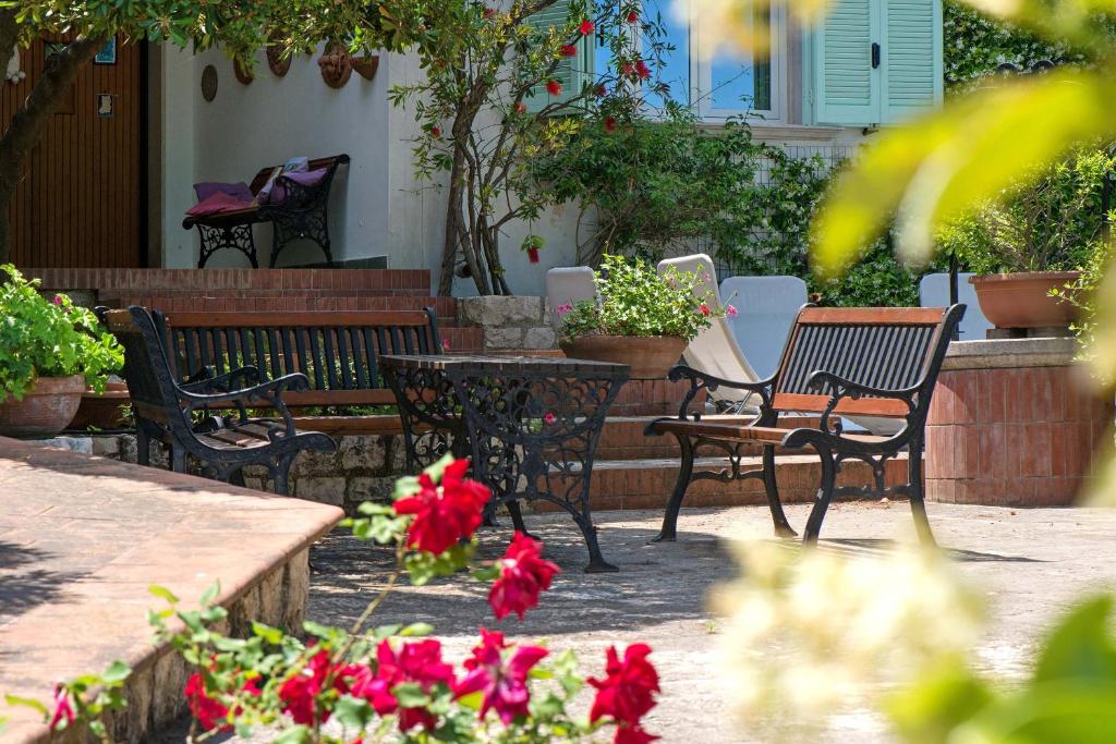Ogród w obiekcie Amoredimare B&B in Villa