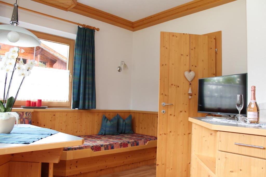 TV a/nebo společenská místnost v ubytování Appartements Moahof Zuhaus