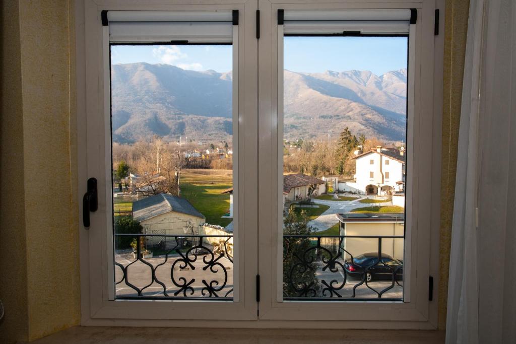 Nespecifikovaný výhled na hory nebo výhled na hory při pohledu z hotelu